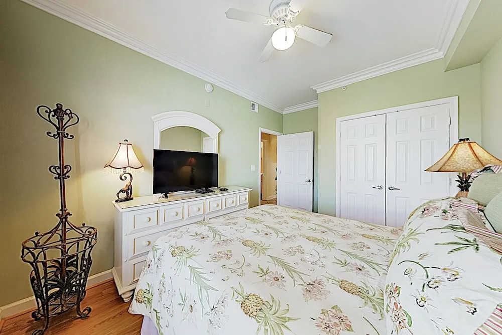 Chic Beachside W/ Pool & Bayfront Balcony 3 Bedroom Condo