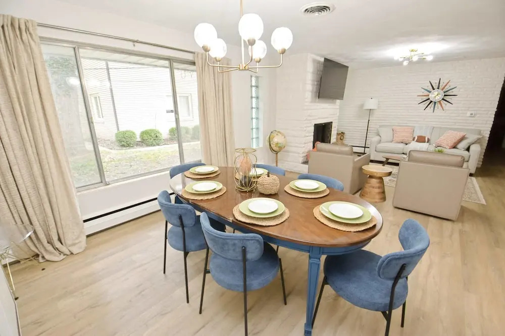 Mid Century Modern With Modern Touches 10 min Walk to Notre Dame 1831