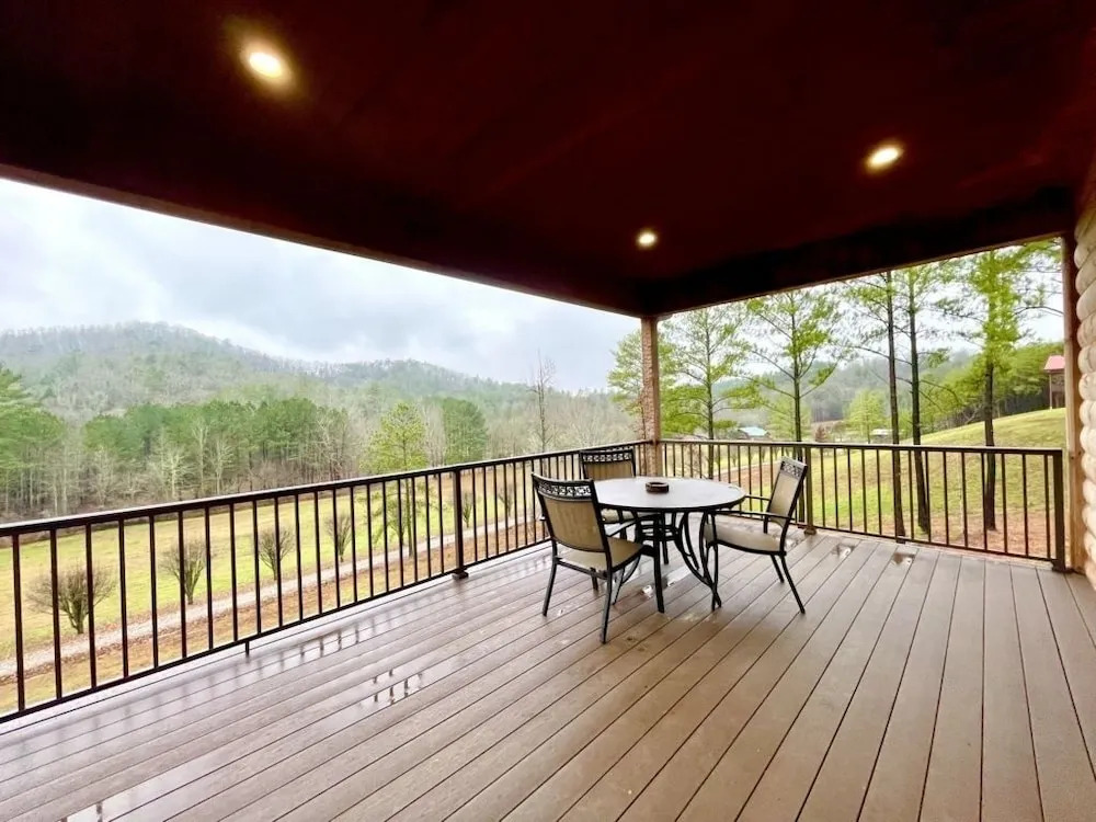 Charming, pet friendly cabin, perfect for fishing, family, hiking and R&R! 2 Bedroom Cabin by RedAwning