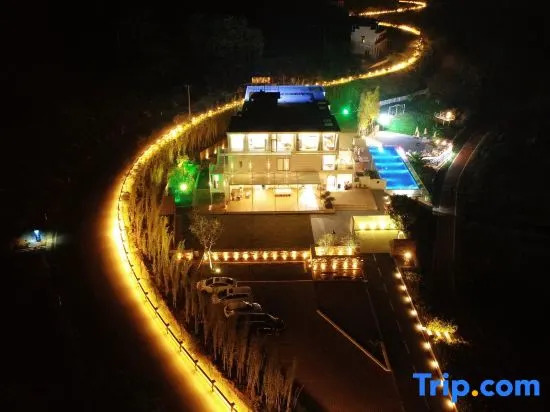 The mountain and the water embrace the Pleasant Bay Homestay