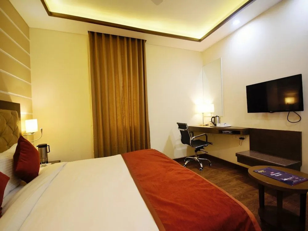 OYO 3763 Naeeka Hotel