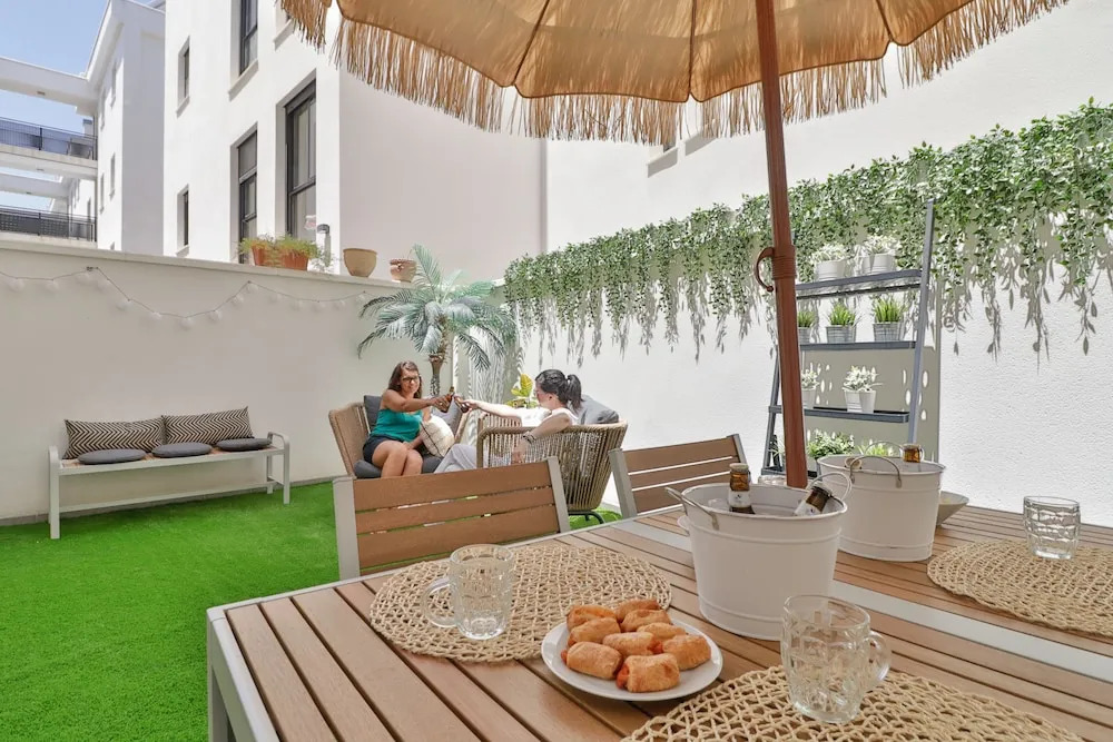 Deluxe Apartment Downtown with Pool and Parking