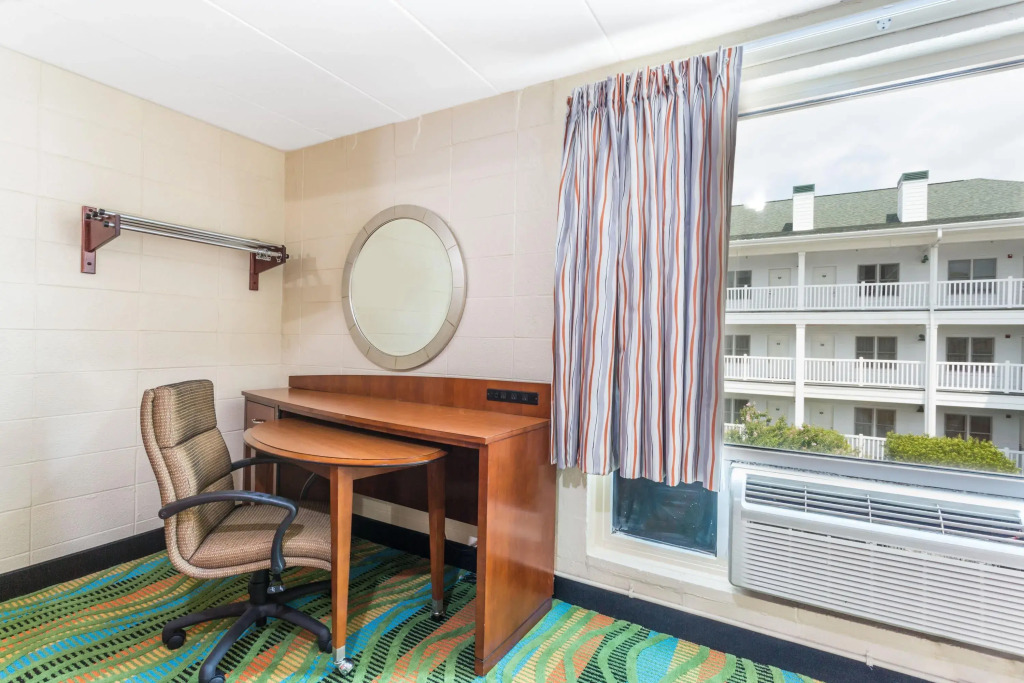 Howard Johnson by Wyndham Virginia Beach At The Beach
