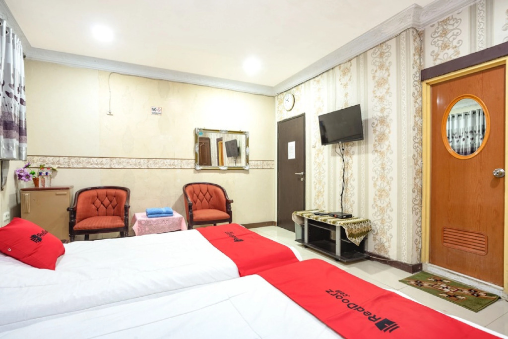 RedDoorz near RS Cikini