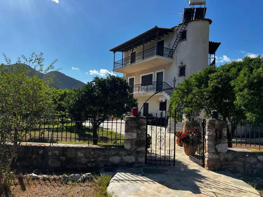 Thalatta and Oros Traditional Villa