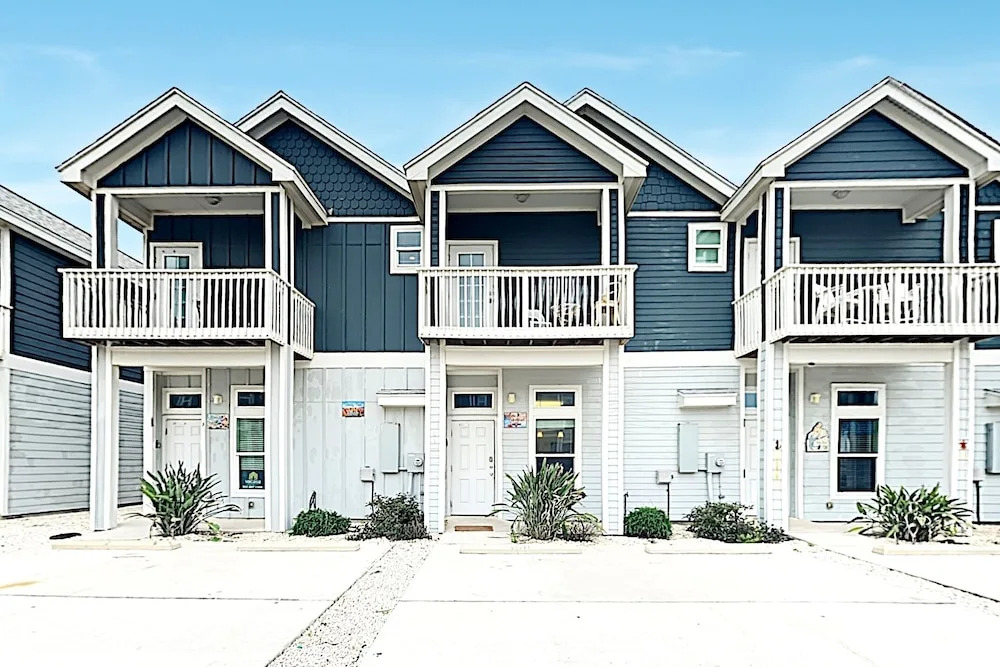 New Listing! Sandy Feet W/ Hot Tubs 8 Bedroom Townhouse
