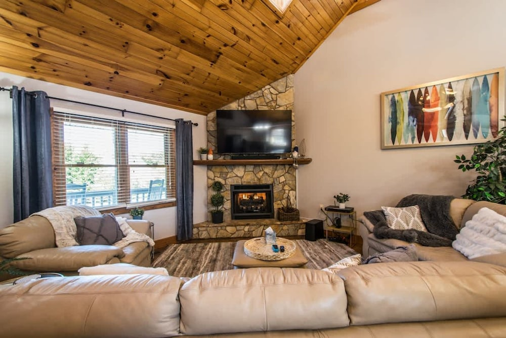 Rustic 4BR w Deck Firepit Darts Near Golf