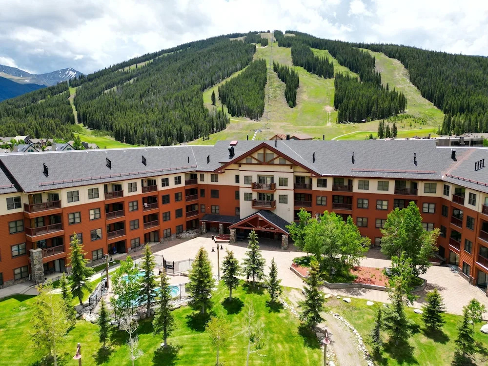 Modern Condo with Amazing Views, Right next to the Lift - CS407 by Redawning