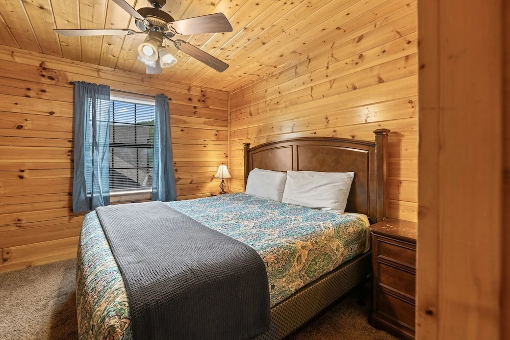 Panoramic View 6 Bedroom Cabin by RedAwning