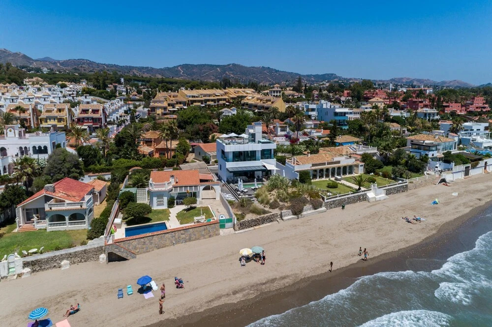 Villa first line beach, 6 bedrooms, private pool, Costabella, Marbella
