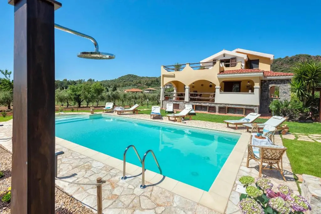 Villa Saige , piscina con idromassaggio