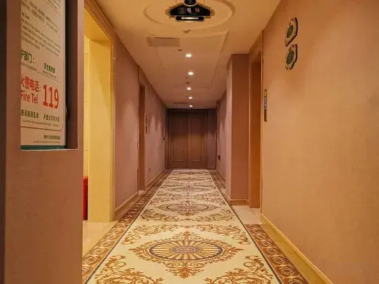 Vienna Hotel (Sanjiang Bell Tower Bird's Nest Distribution Center)
