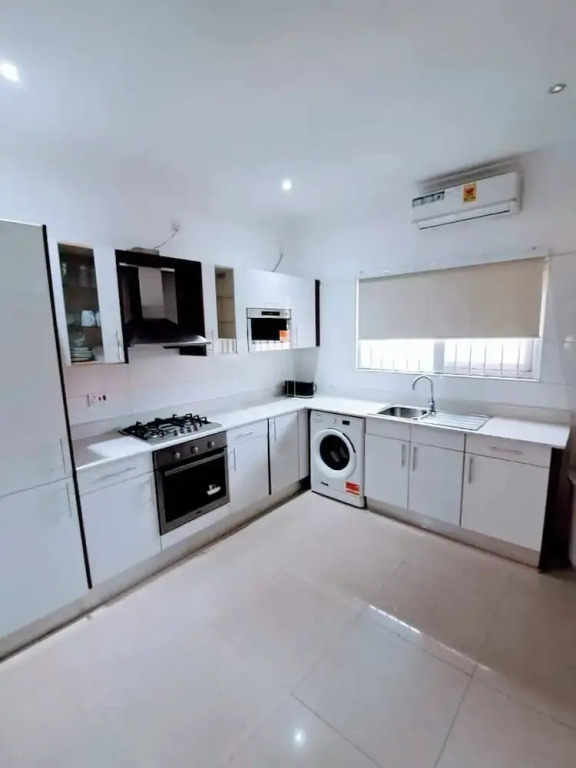 Stylish 3 Bedroom House Near Airport & Marina Mall