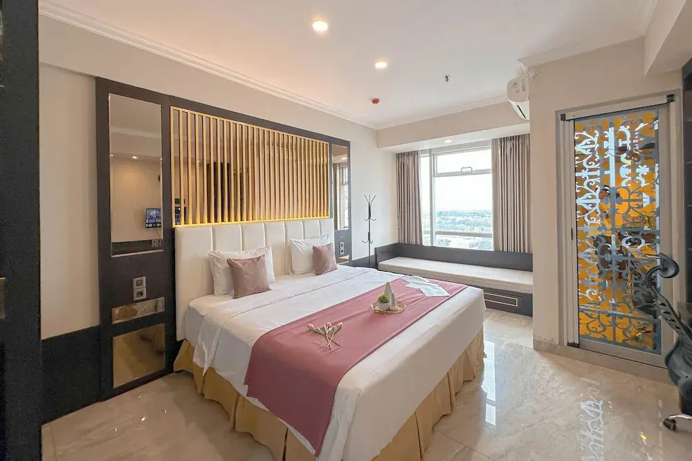 Lavish And Comfy Look Studio At Grand Sungkono Lagoon Apartment