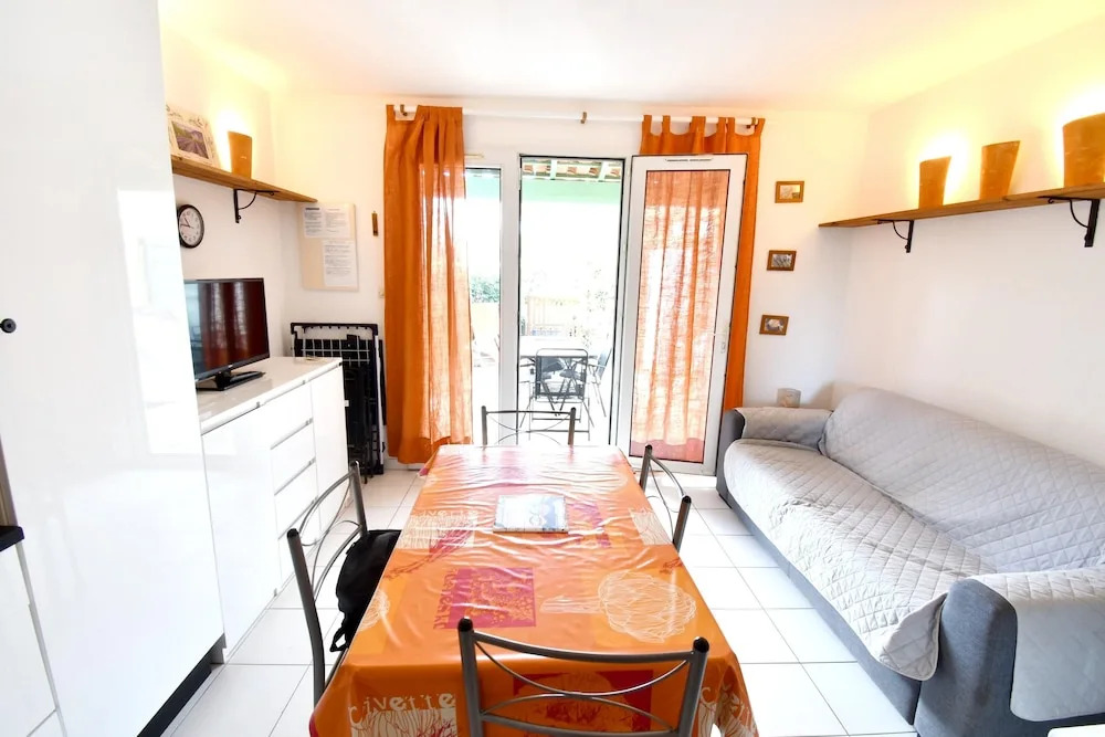 House with 2 Bedrooms in Vendres, with Shared Pool And Furnished Terrace - 300 M From the Beach