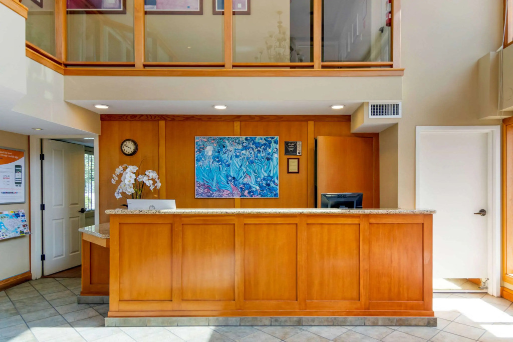 Econo Lodge Inn & Suites