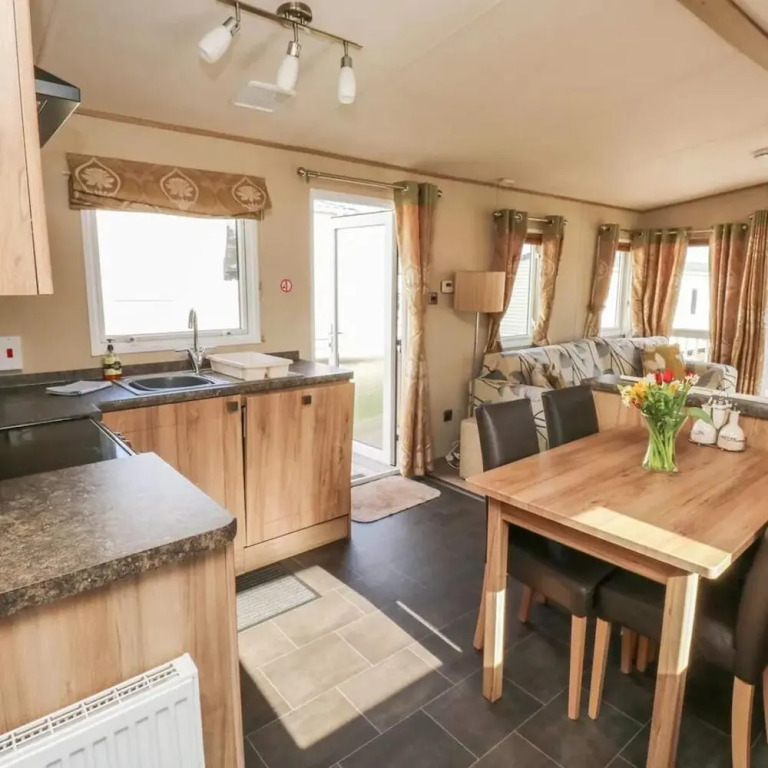Caravansleeps6-freeparking-quietretreat-nature