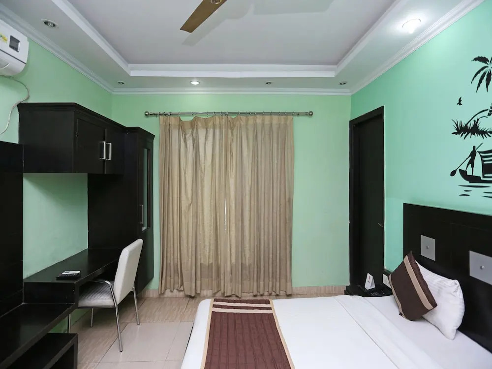 OYO 6895 Hotel Cybercity Rooms & Suites