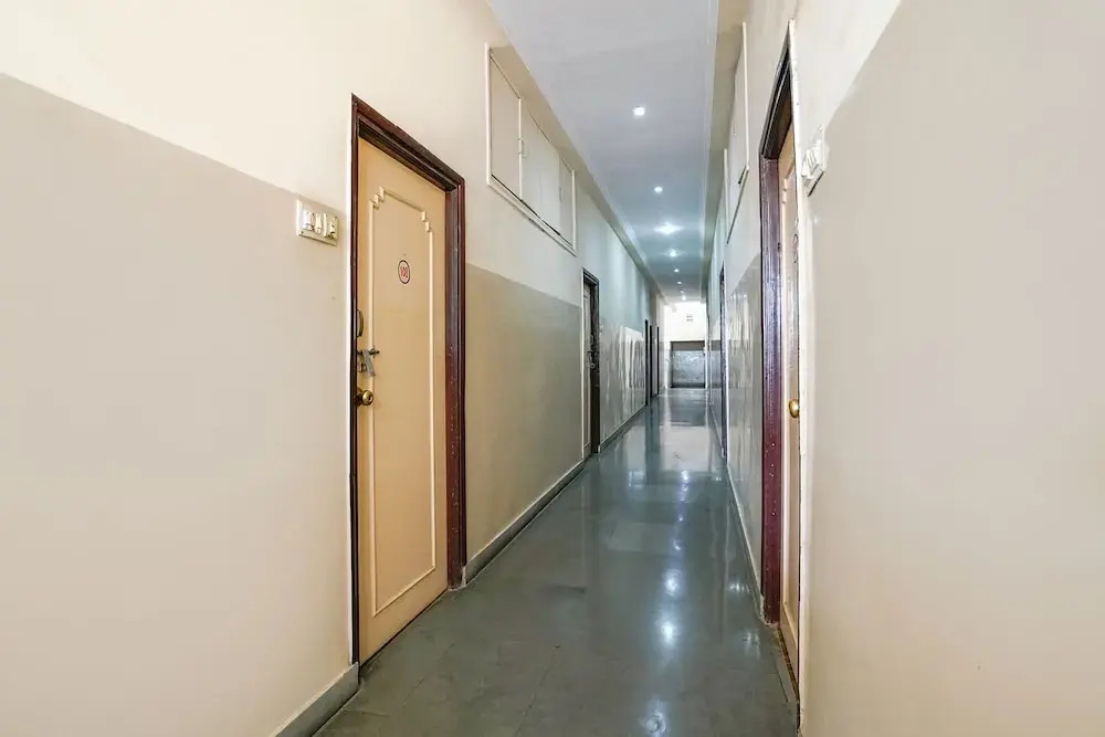 Fabhotel Girija