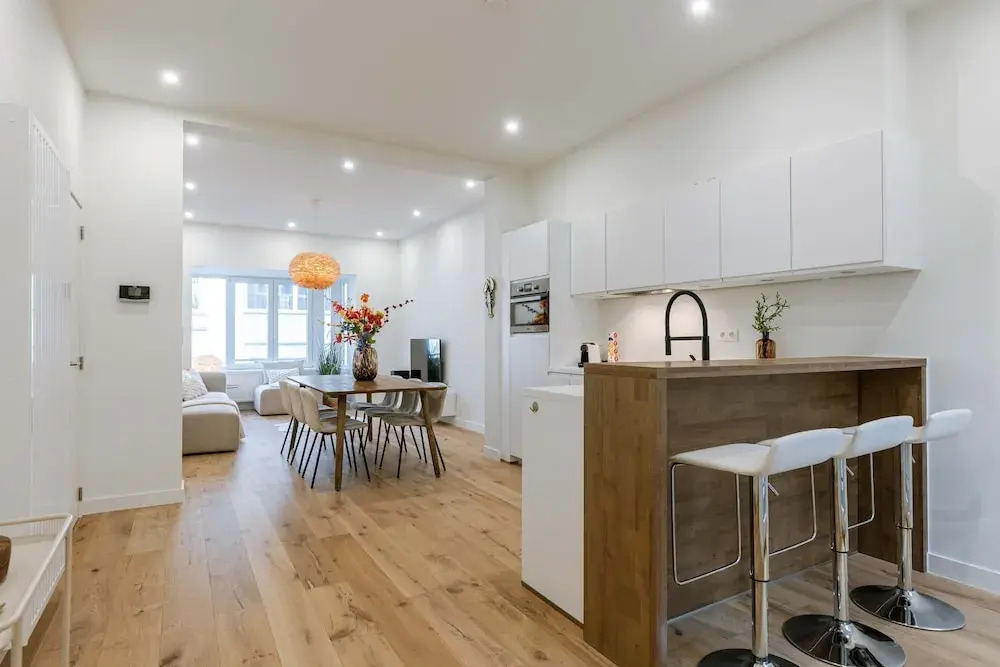 Huswell - Charming Central Apartment in Ostend - Perfect for 7 Guests