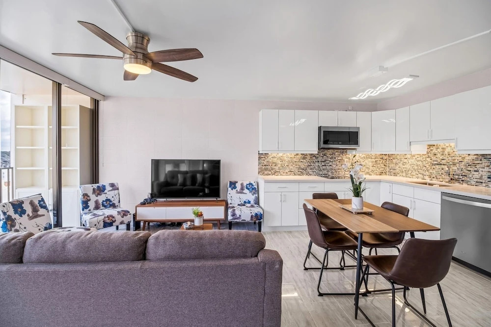 Newly Remodeled - 30th Floor Suite with EPIC Mountain Views