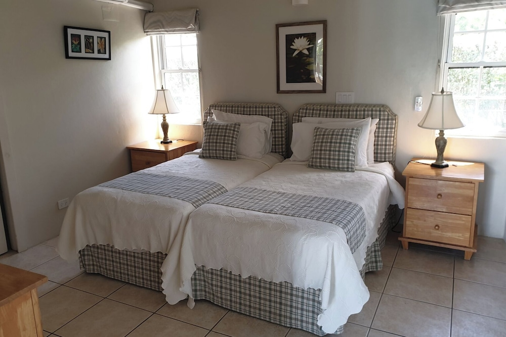 Villa - Sleeps 6 - Pool - Parking - Garden