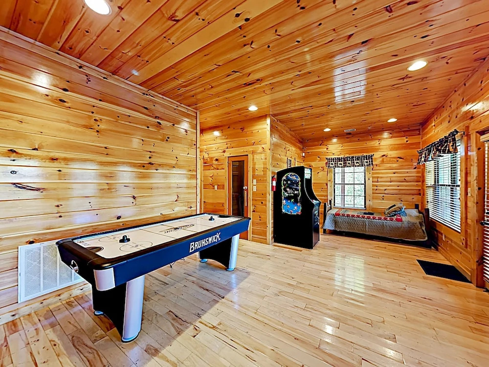 New Listing! 2 Luxe Mountain S, Sleeps 24! 7 Bedroom Cabin