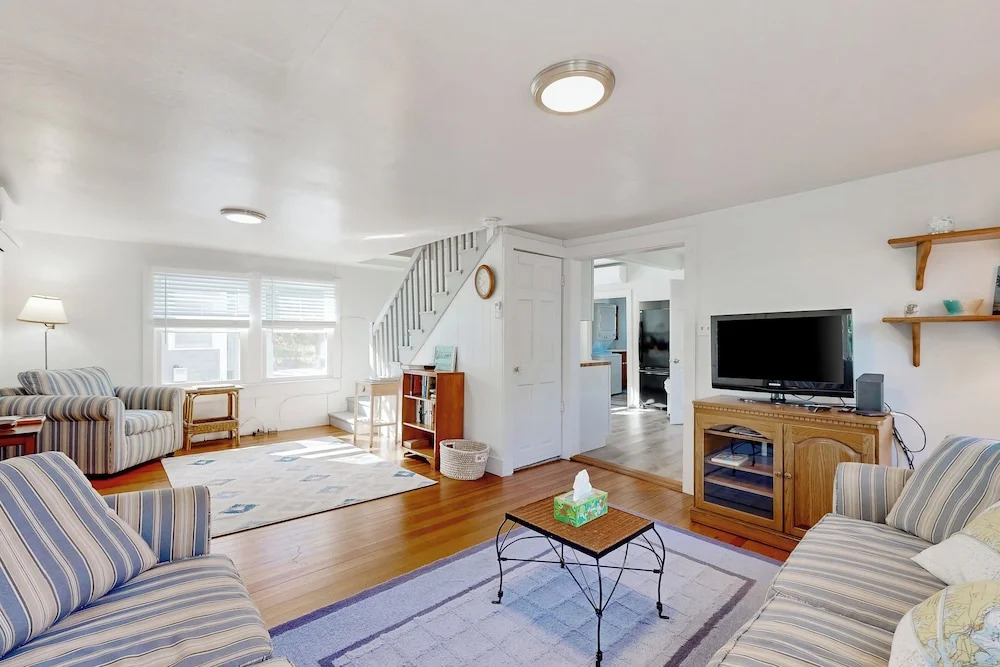 Charming 3BR Cottage Near the Beach w/ Deck