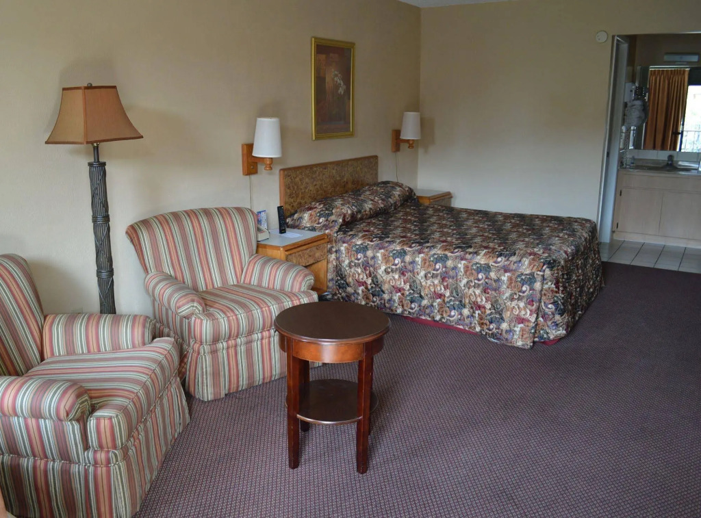 Tarpon Shores Inn