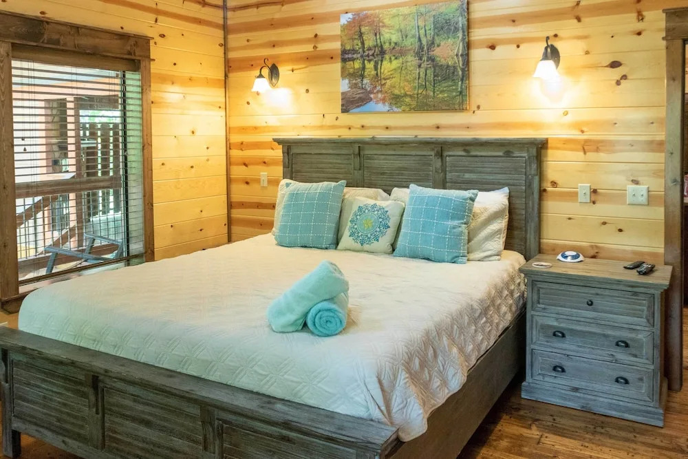 Broken Bow Cabin w/ Hot Tub & Outdoor Fireplace!