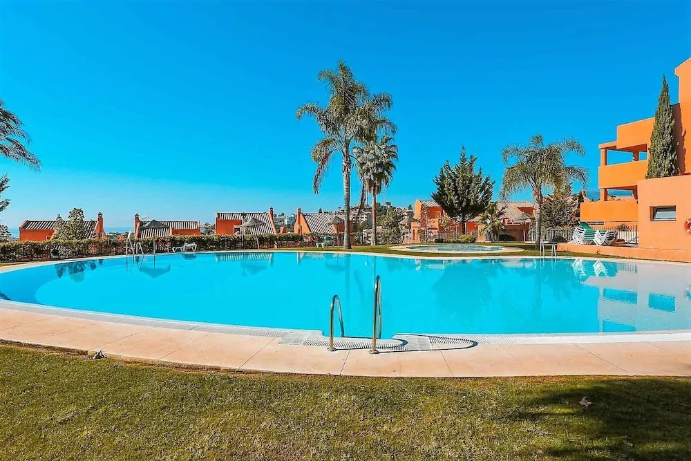 Beautiful and Spacious, 3 bedroom apartment LA23