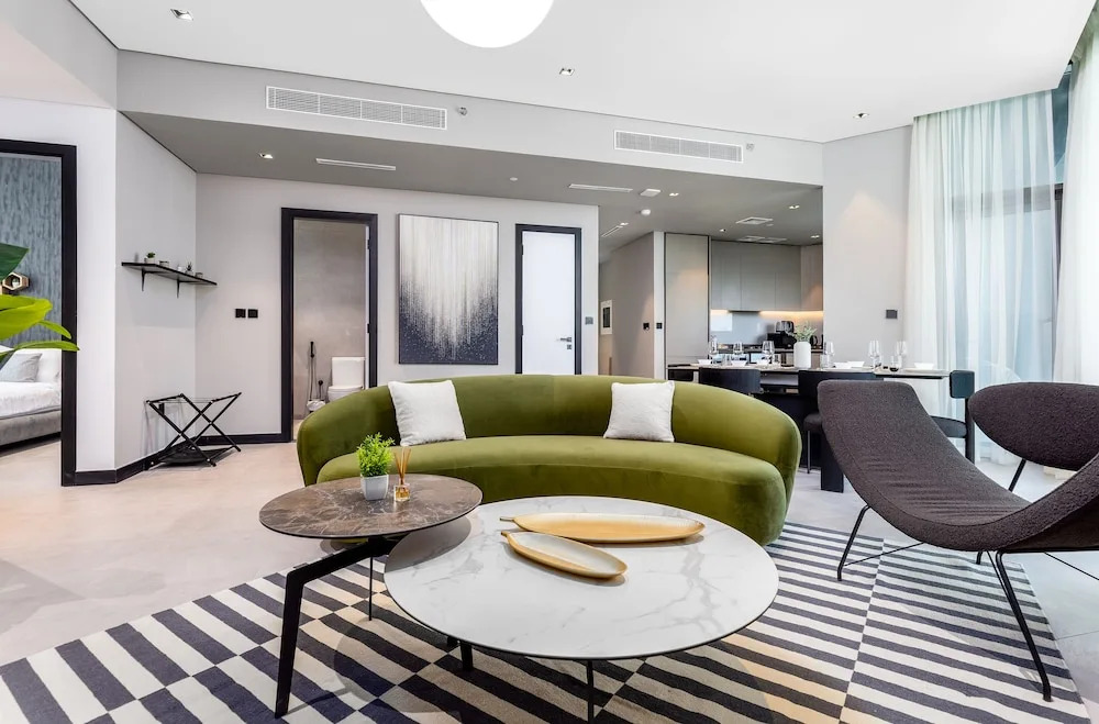 Waves - Serene Waterfront Elegance: 2BR Haven in Business Bay