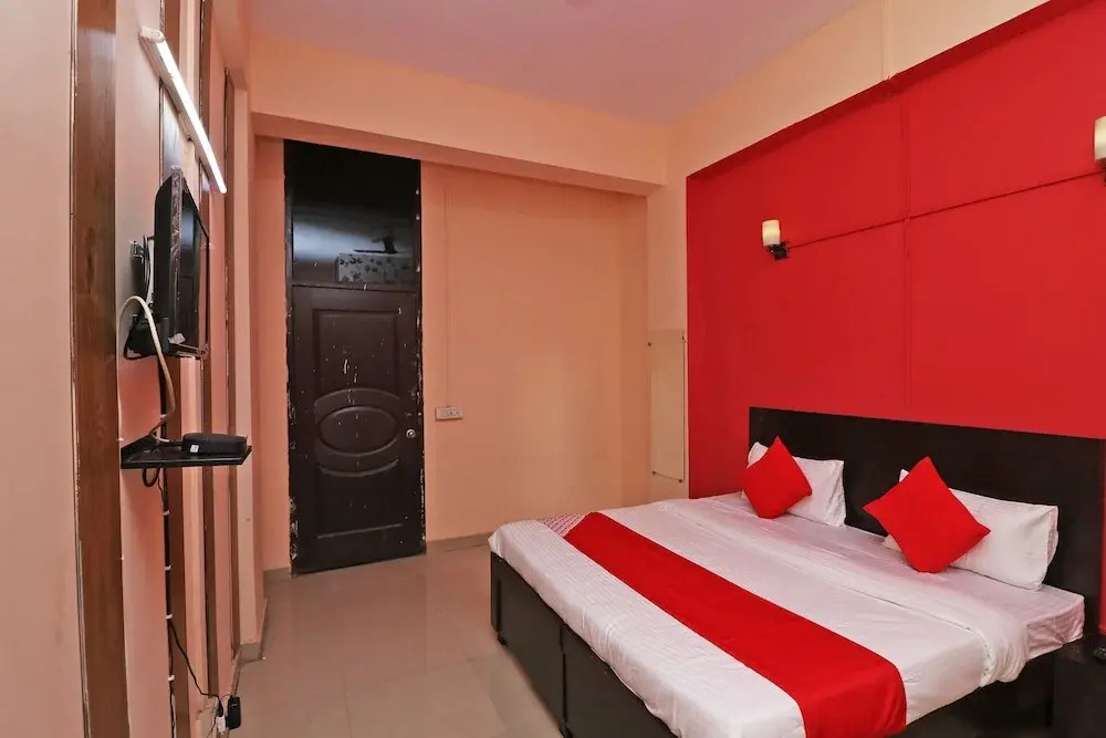 Glorious Stayz 53 Deluxe by OYO Rooms