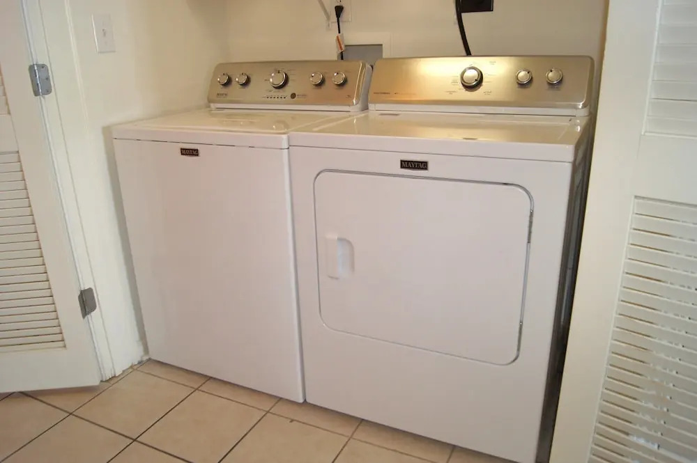 Sunrise Pointe 11f 3 Bedroom Condo by RedAwning