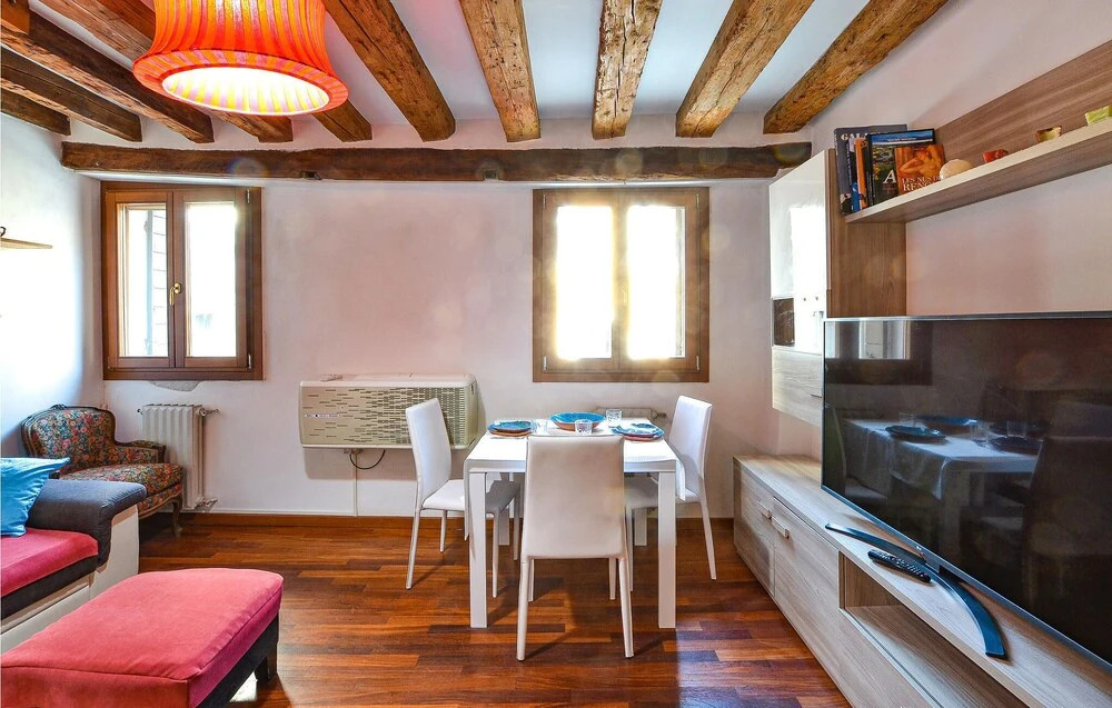Nice Apartment in Venezia With 2 Bedrooms and Wifi
