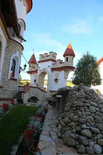 Zamek Pod Brzozami, Wynajem Pokoi