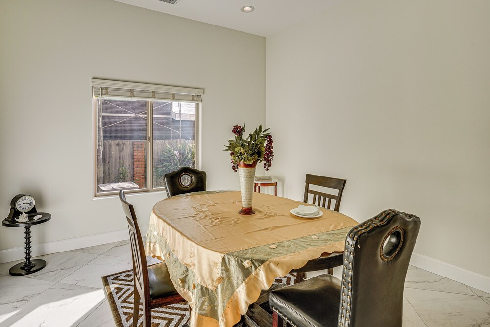 4 Mi to Dtwn Long Beach: Private Poolside Oasis!