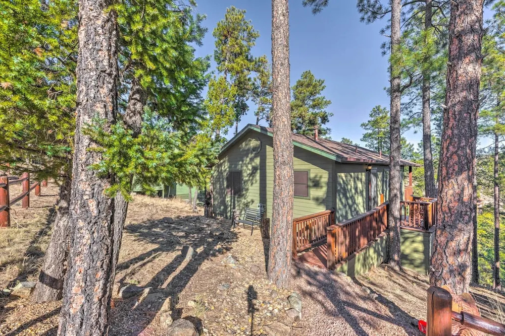Ruidoso Cabin w/ Hot Tub & Mtn Views!