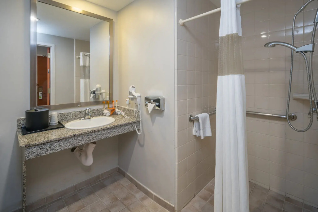 Hotel Aura SFO Airport FREE SHUTTLE