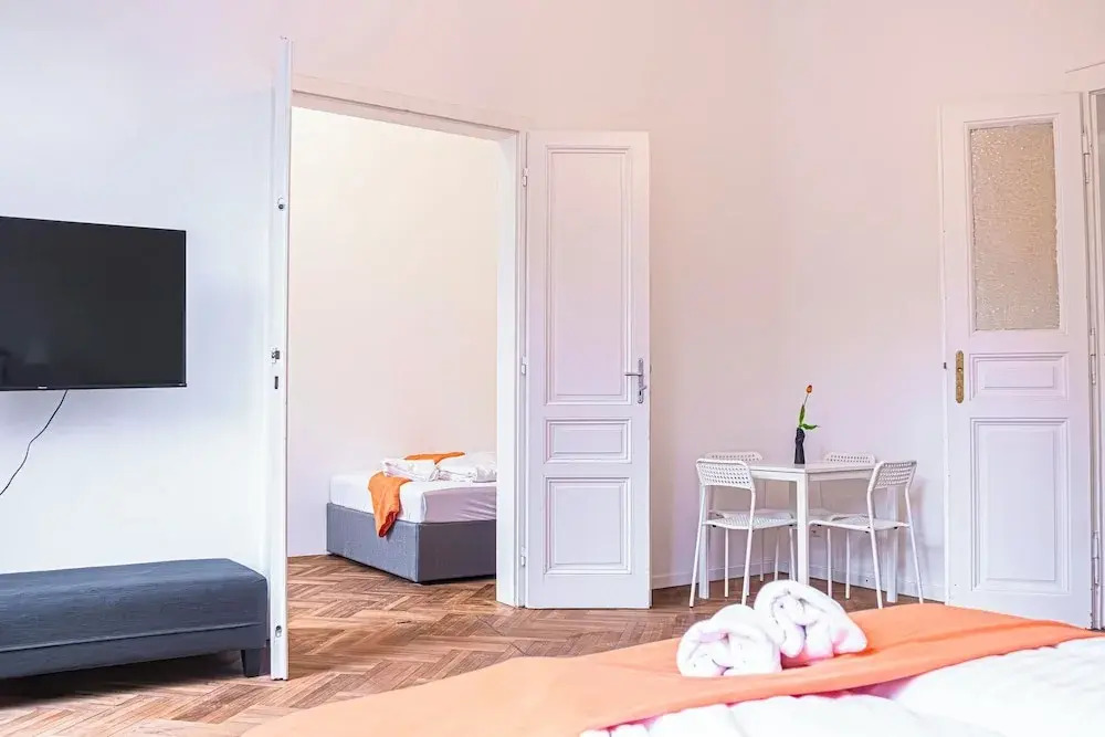 Comfy 4BR Apt Near AKH Hospital WiFi