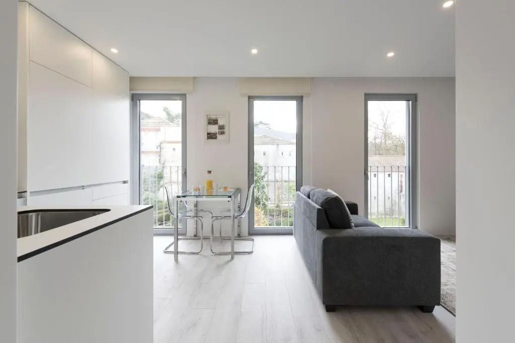 LovelyStay - Modern Loft with Gym & Free Parking minutes away from CBD