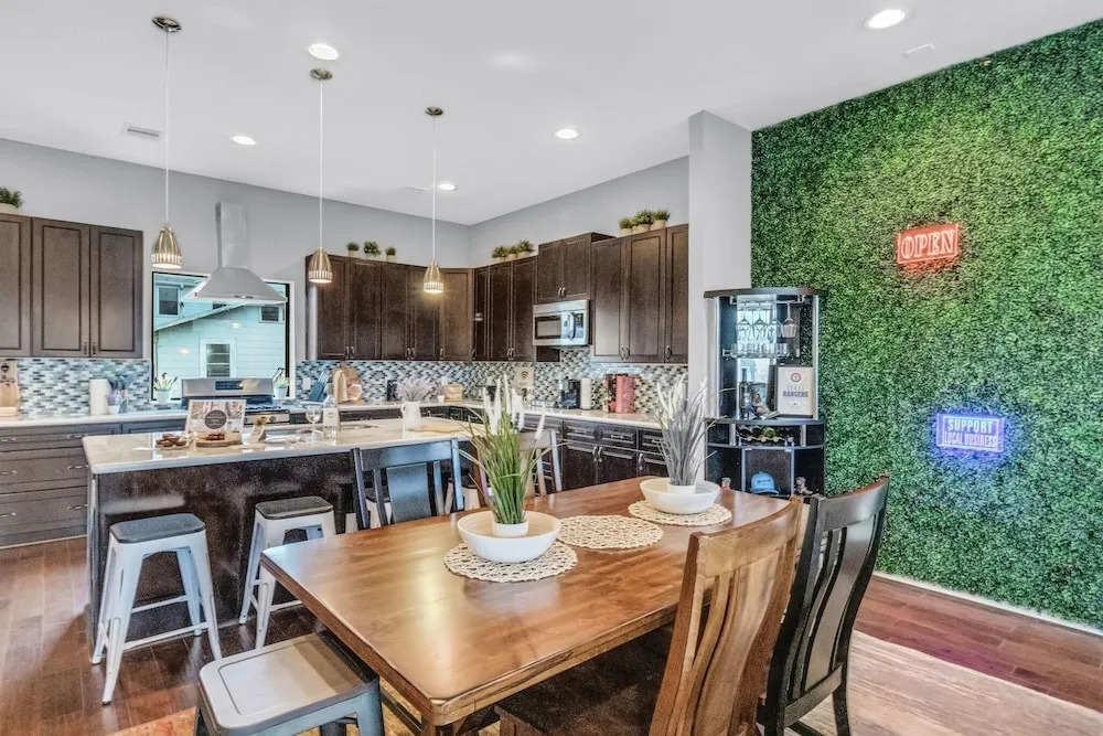 Modern, Houston Inspired House W/ Best Views Of Downtown! - Less Than 1 Mile To Eado/midtown Bars 3 Bedroom Home by Redawning