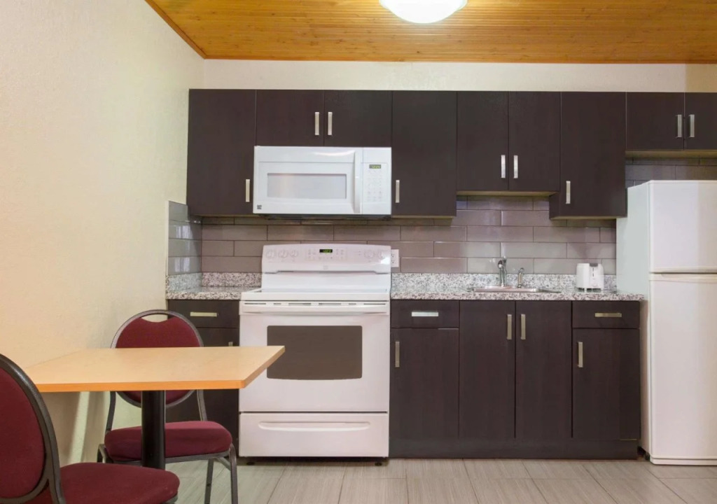 Econo Lodge Inn & Suites