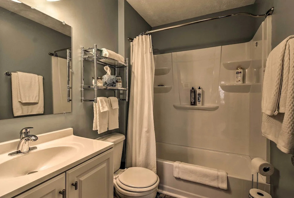 Condo w/ Sunroom, Near Downtown Hendersonville!