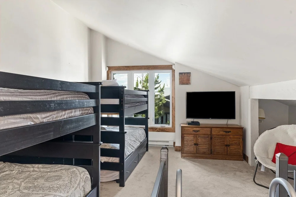 Winterset 1 4 Bedroom Condo by RedAwning