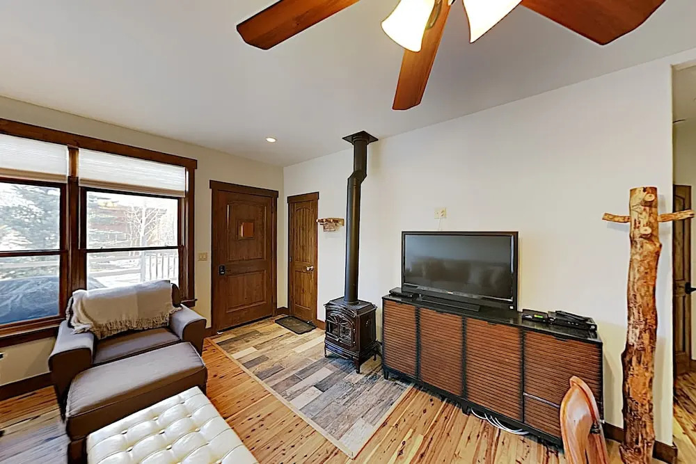 Luxe Mountain Getaway - 3 Blocks To Main Street! 1 Bedroom Condo