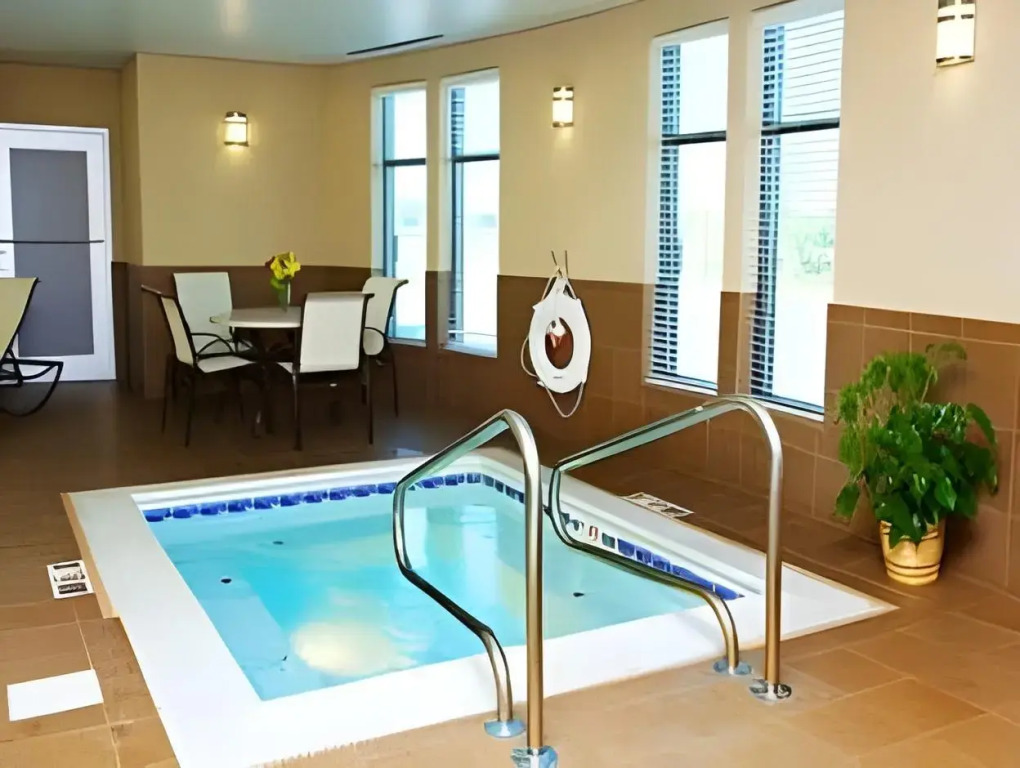 Holiday Inn Express & Suites Youngstown West - Austintown by IHG