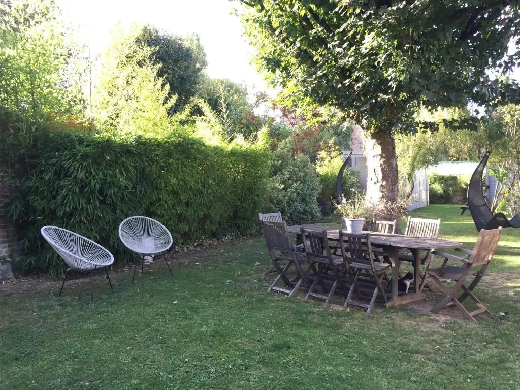 Petit cocon lillois:Cheminée & jardin