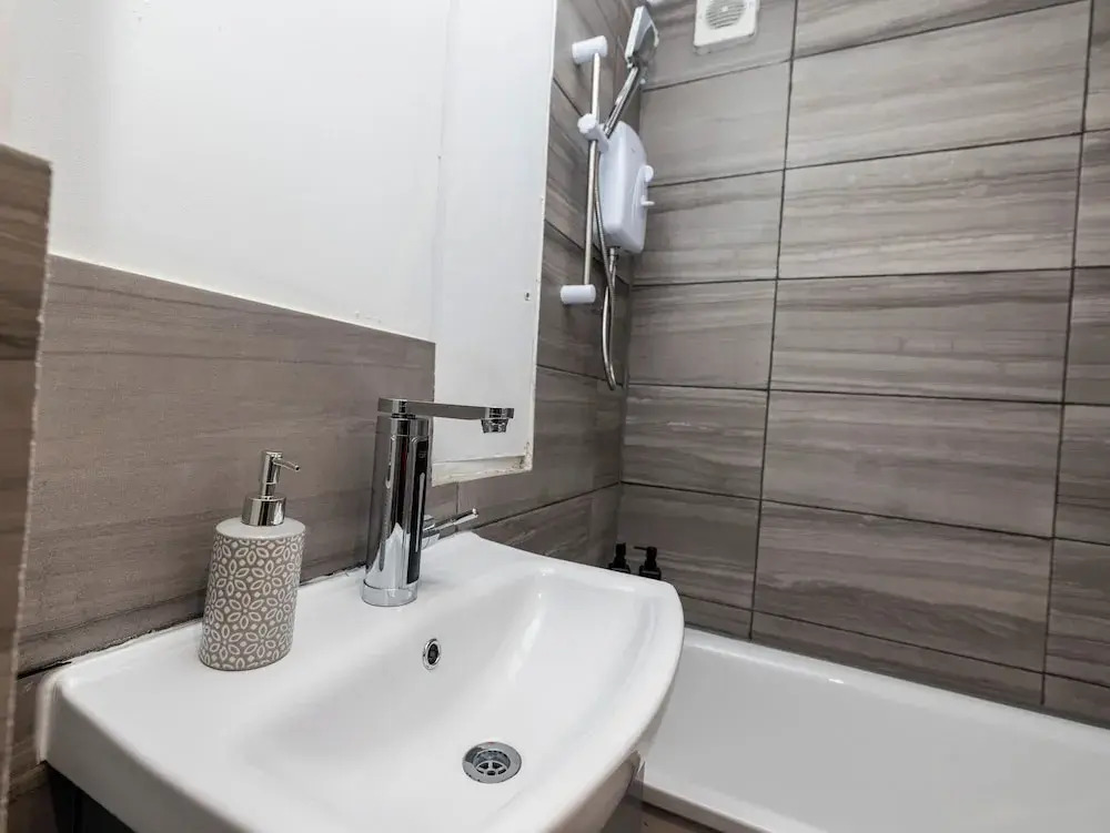 1 Bed-4guests-sofabed-wifi-closetocity-parking