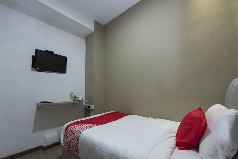 OYO 90231 Hotel By The Park Plt